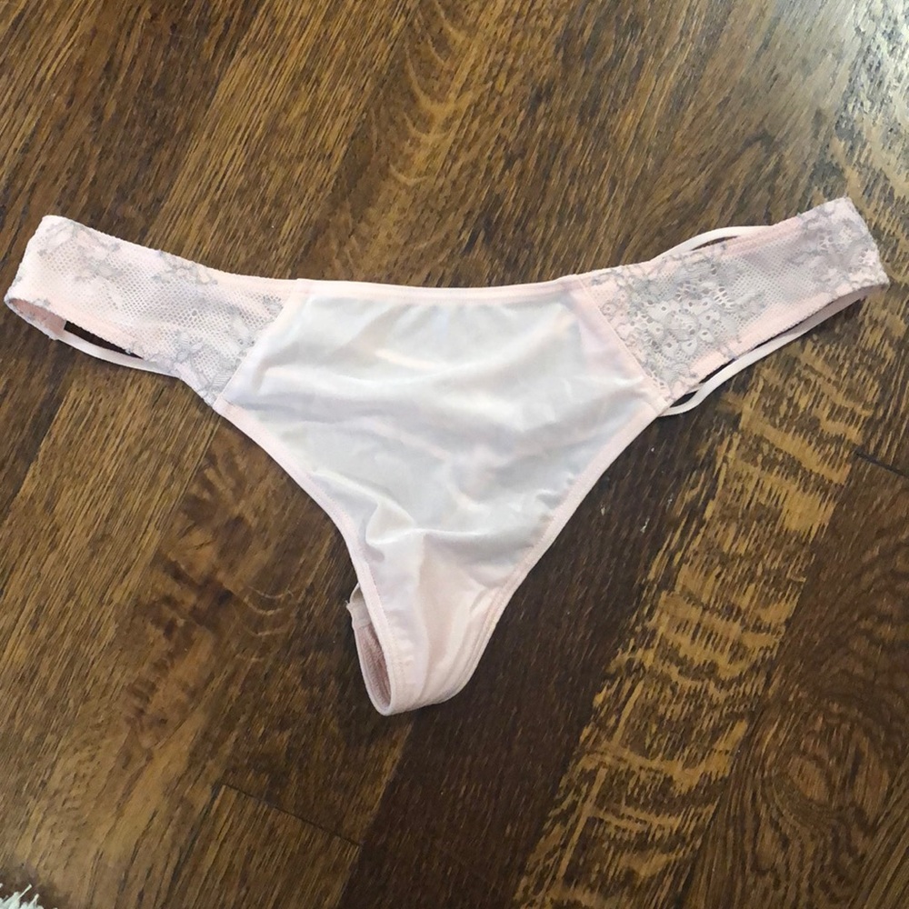 Victoria’s Secret Medium V-string Panty Pale Pink